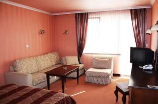 Отель Hotel Lazur Кюстендил Номер-студио с кроватью размера "king-size" и диван-кроватью-1