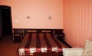 Отель Hotel Lazur Кюстендил Номер-студио с кроватью размера "king-size" и диван-кроватью-3