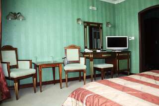 Отель Hotel Lazur Кюстендил Двухместный номер Делюкс с 1 кроватью и балконом-1